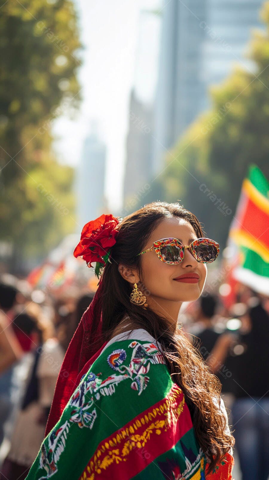 Mulher latina com flor vermelha e óculos coloridos em traje folclórico vibrante