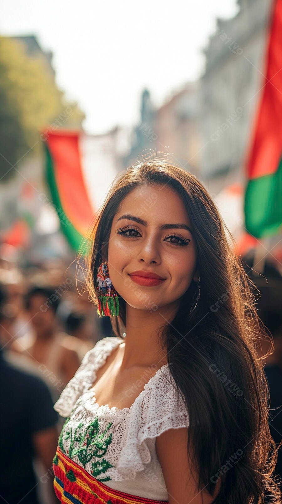 Mulher latina com roupa tradicional e brincos coloridos sorrindo em festival