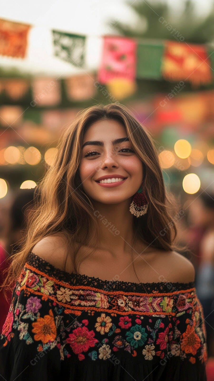 Mulher latina morena sorrindo feliz com blusa bordada em festival noturno