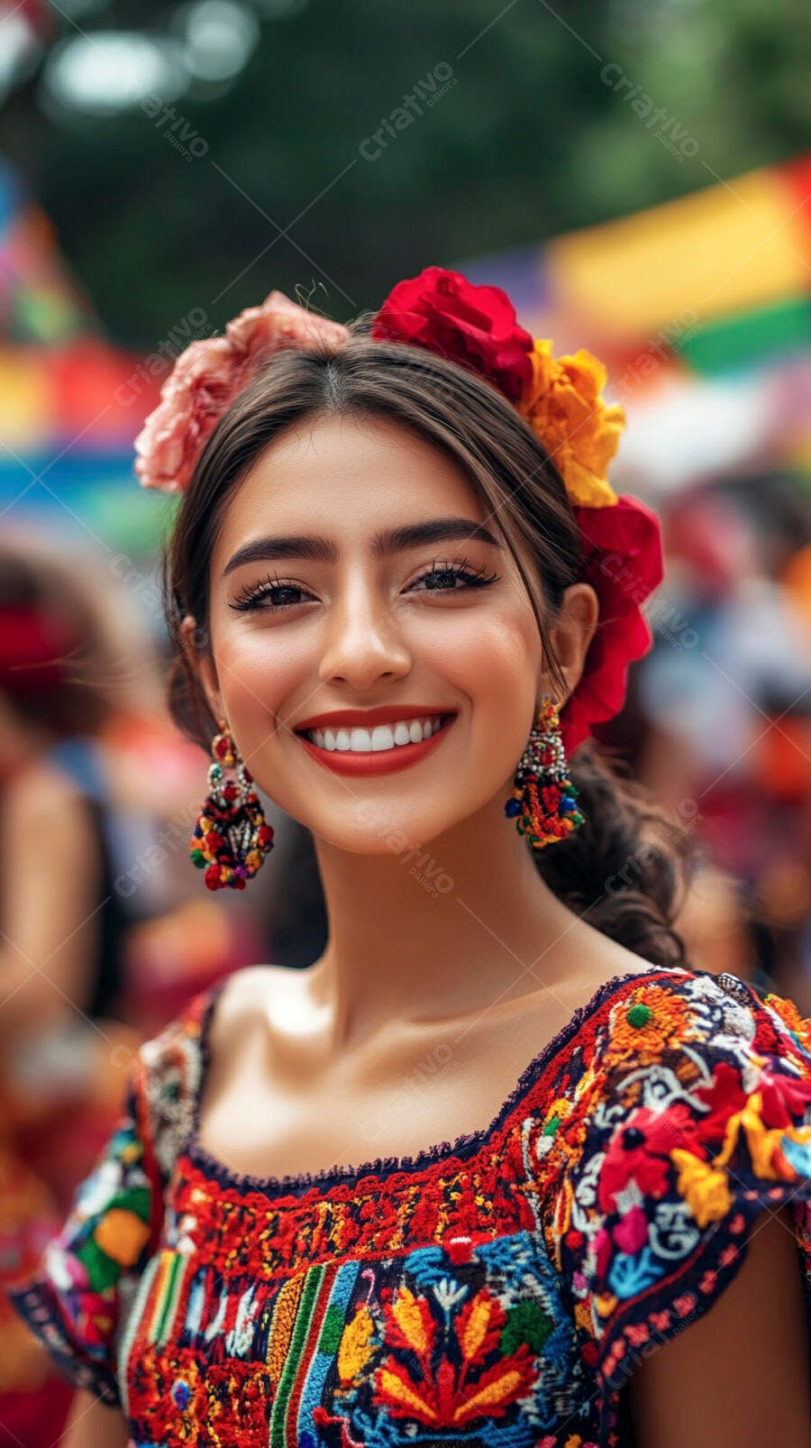 Jovem mulher latina sorrindo com flores e roupa tradicional bordada em festa vibrante