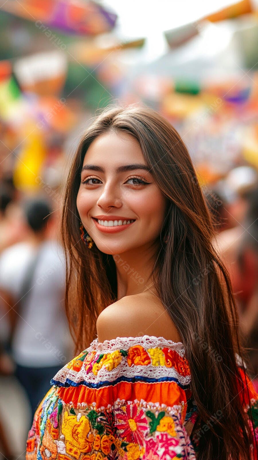 Mulher latina sorrindo em vestido bordado colorido de festival vibrante