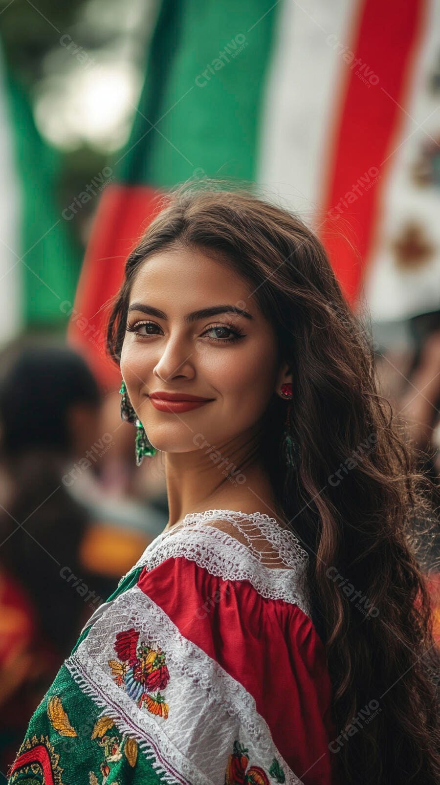 Mulher mexicana sorrindo com vestido bordado verde e vermelho em celebração cultural