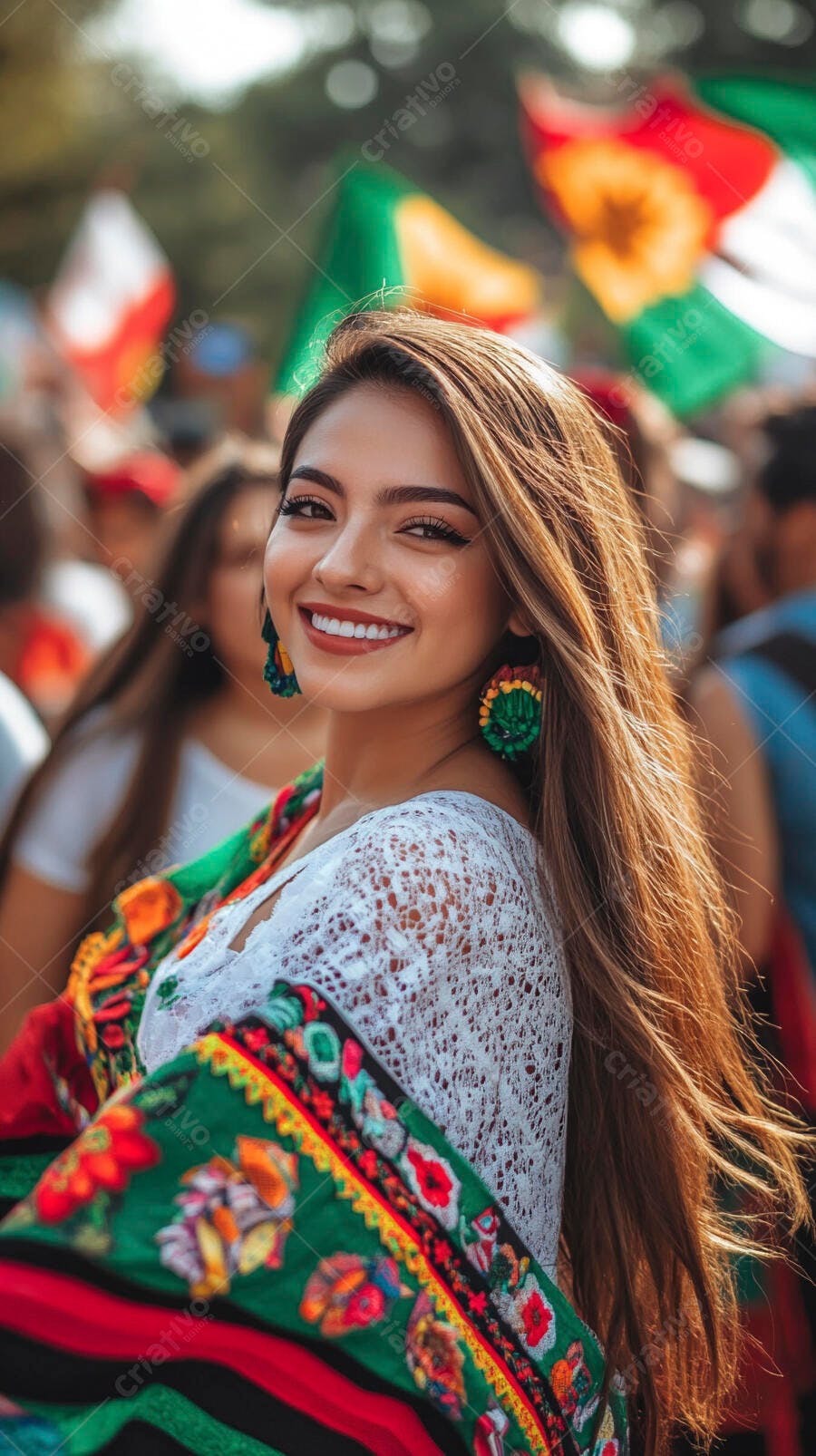 Mulher jovem latina sorrindo em festival com xale colorido e brincos verdes