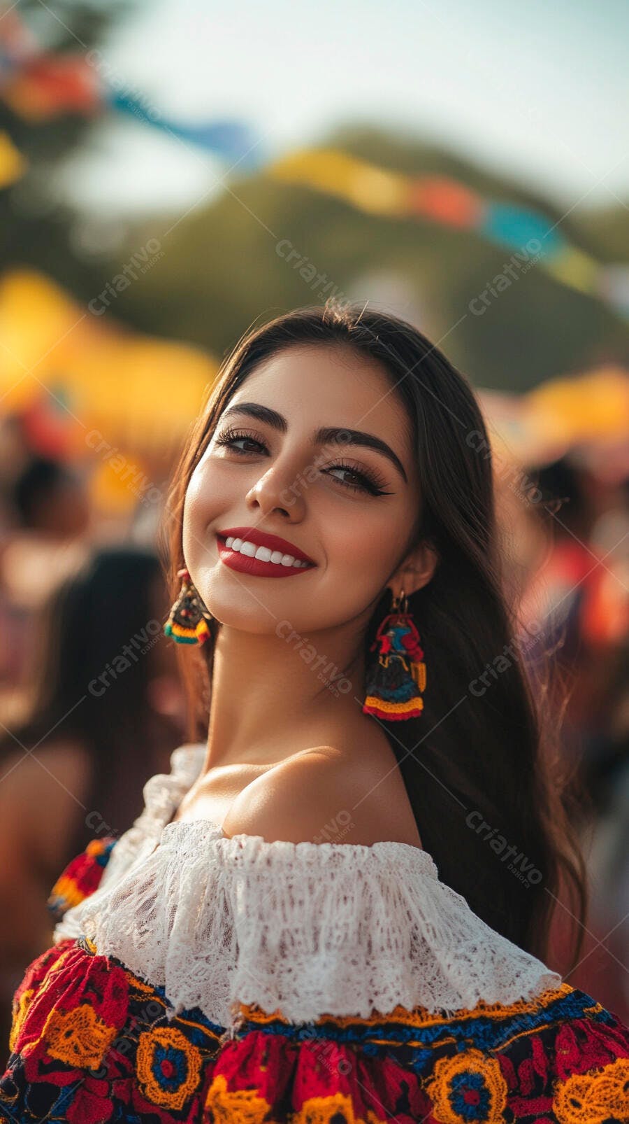 Mulher latina feliz sorrindo em vestido étnico e brincos coloridos em festa cultural