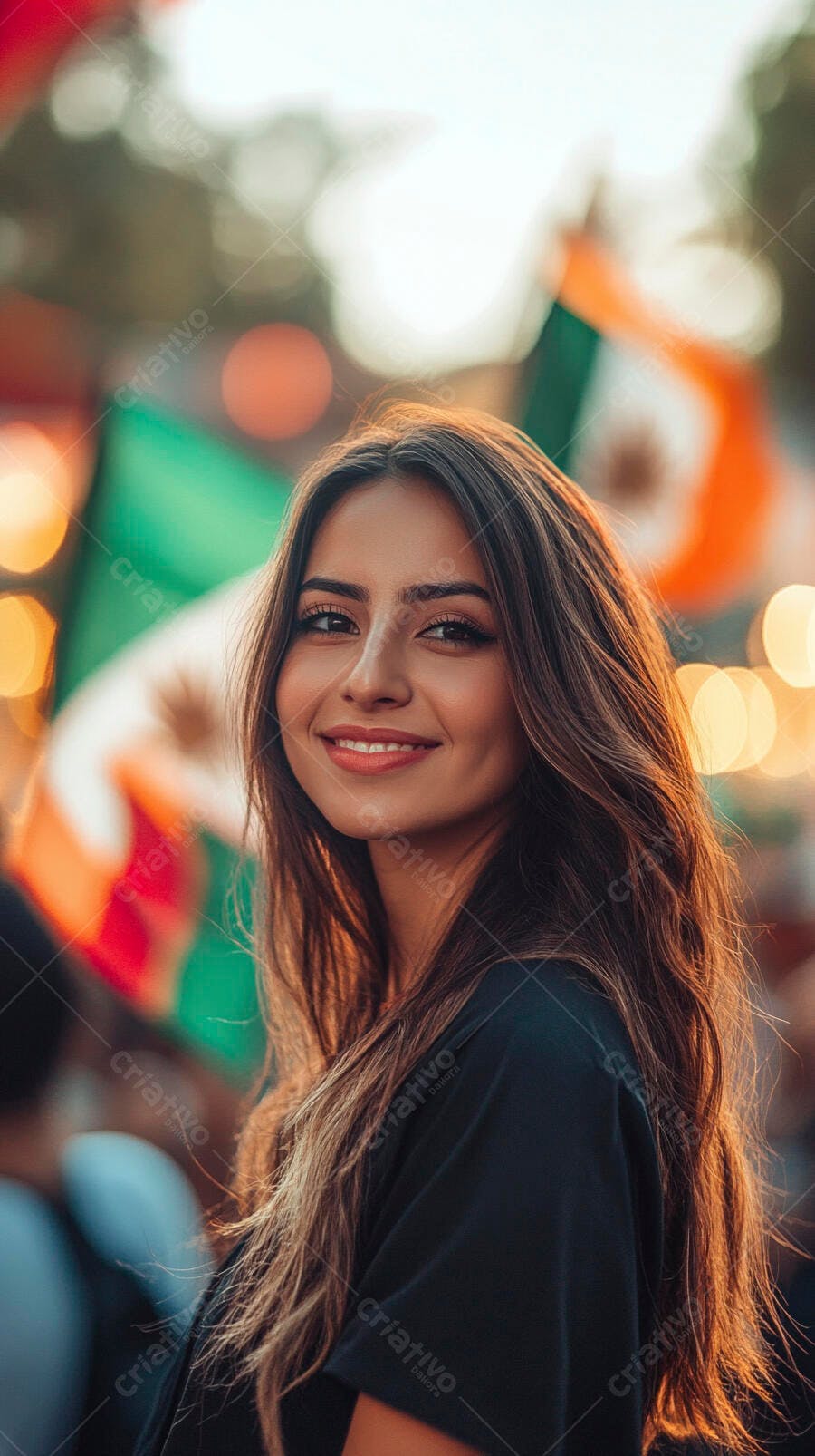 Mulher jovem latina sorrindo em celebração com bandeiras mexicanas