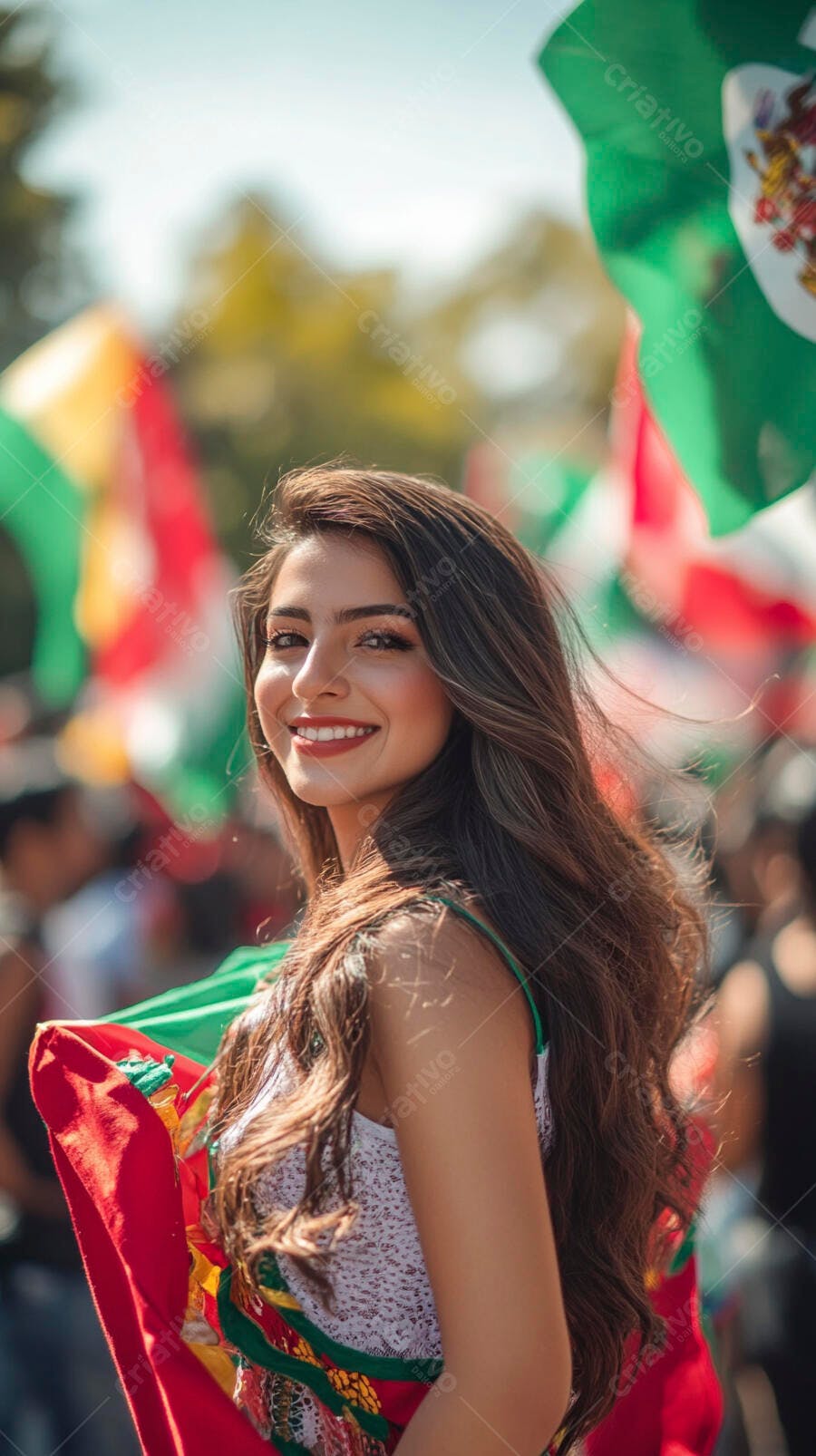 Mulher latina feliz com bandeira mexicana em desfile vibrante
