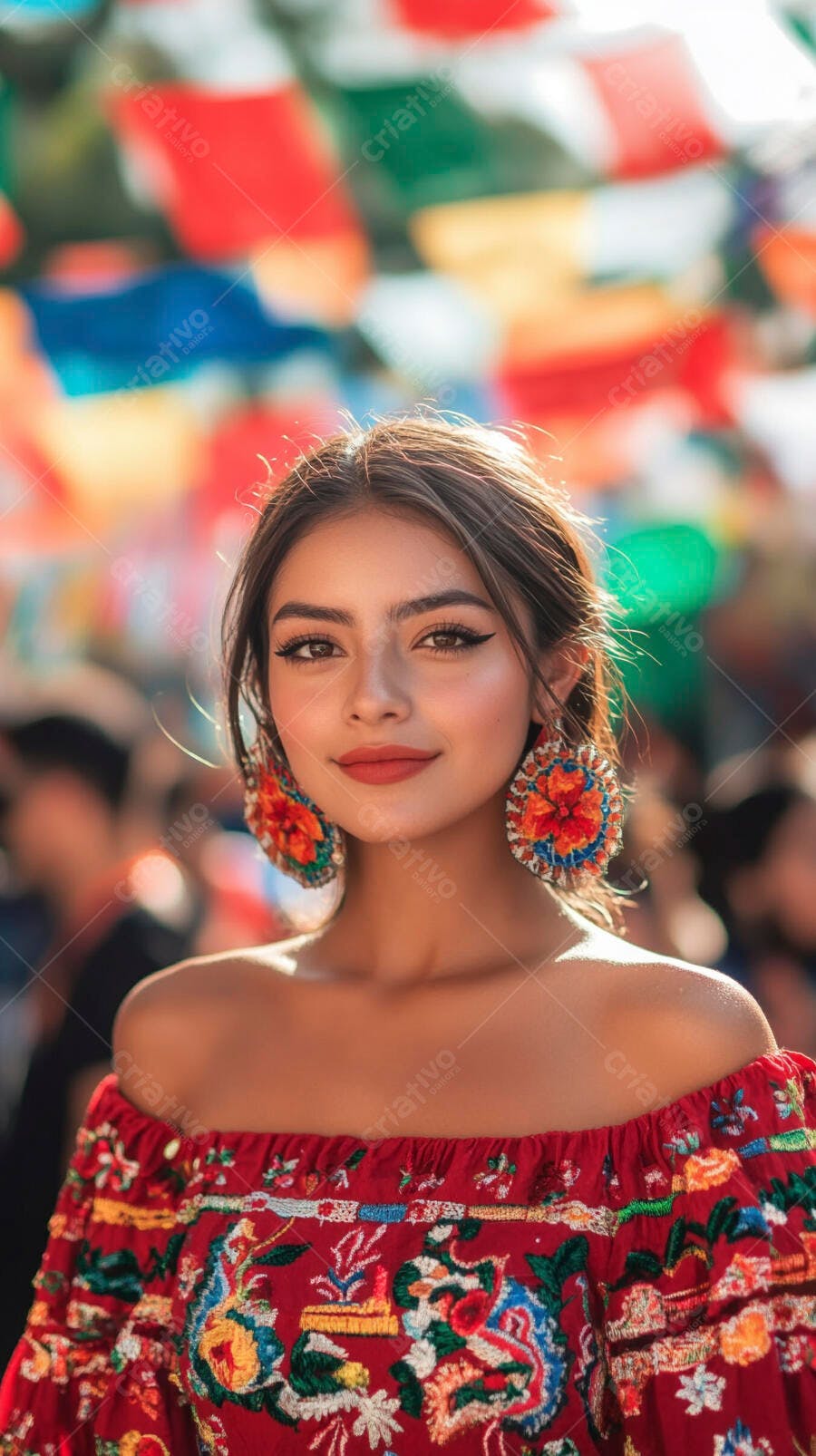 Mulher latina sorrindo com blusa bordada vermelha em festival cultural vibrante