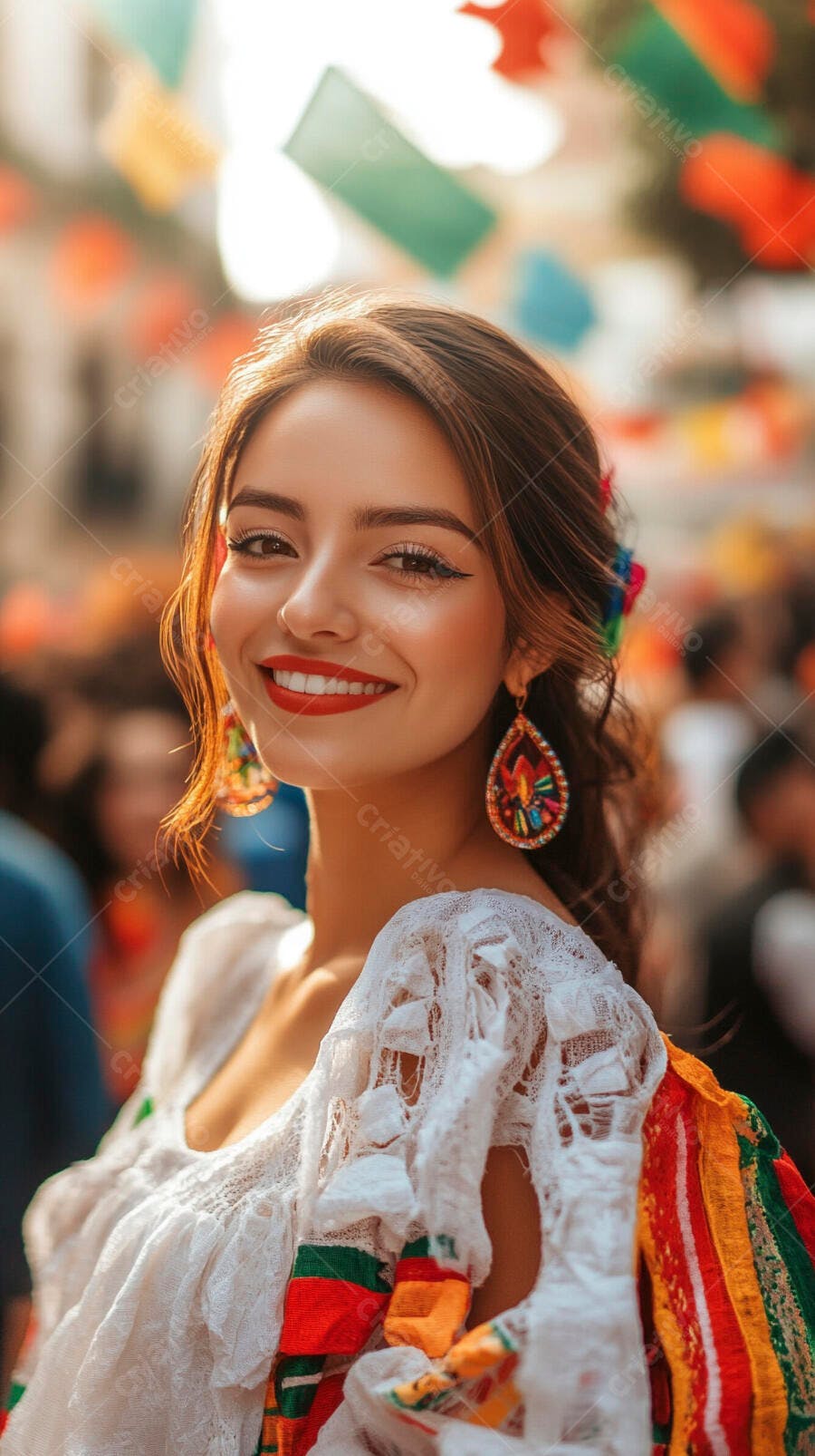 Mulher latina sorrindo em festa cultural com blusa branca e brincos coloridos