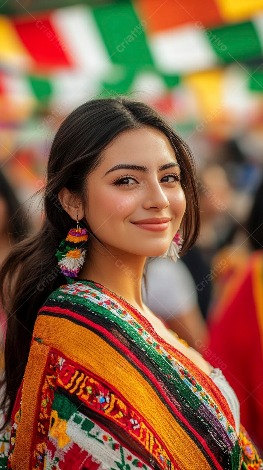 Mulher latina feliz com roupa tradicional colorida em festival vibrante