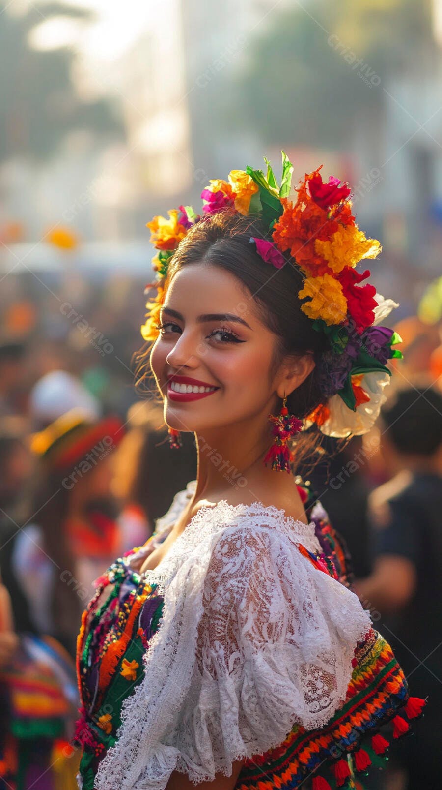 Mulher latina sorrindo com coroa de flores e vestido tradicional colorido em festa