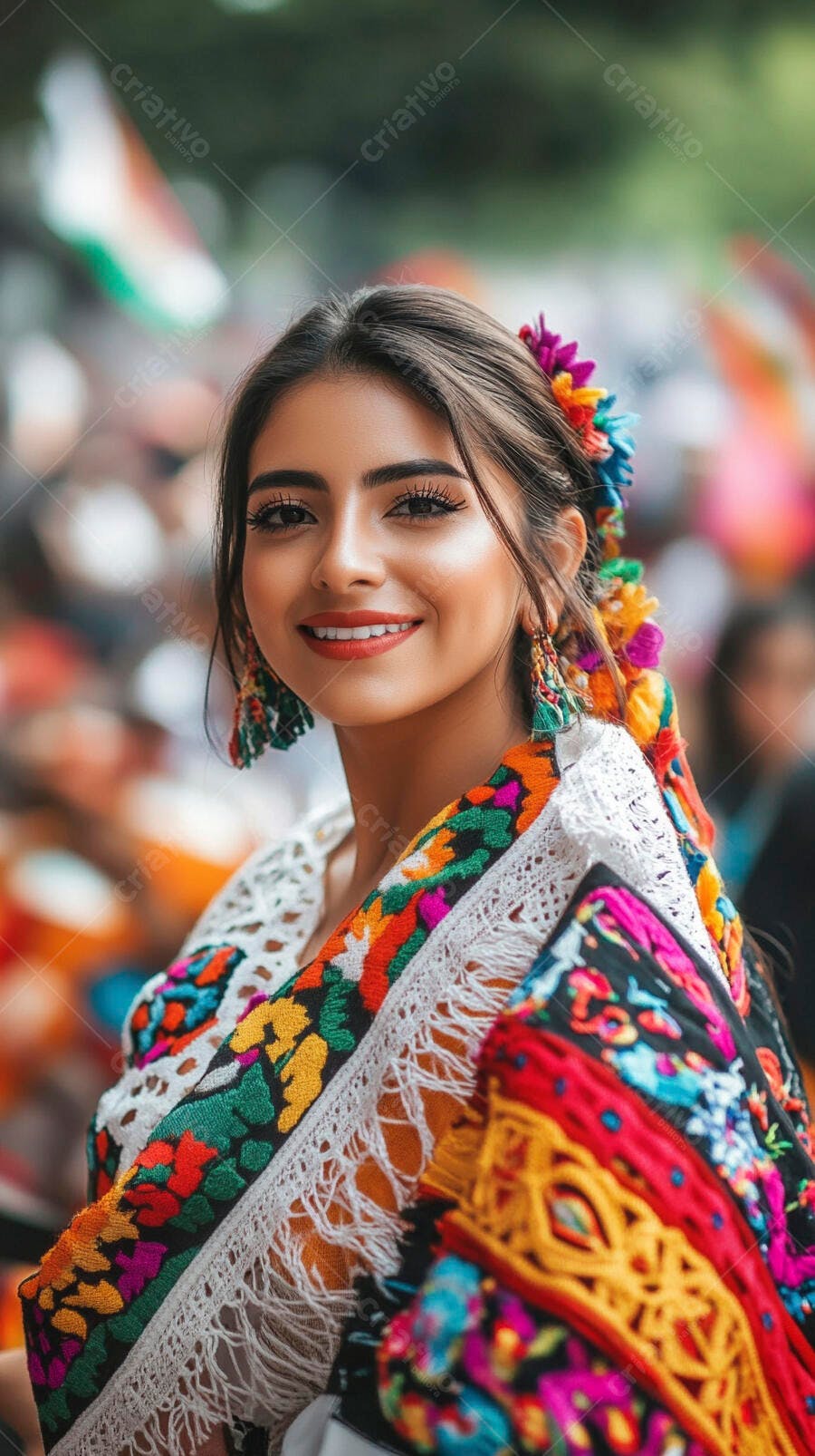 Mulher latina sorrindo em traje tradicional bordado colorido com flores no cabelo