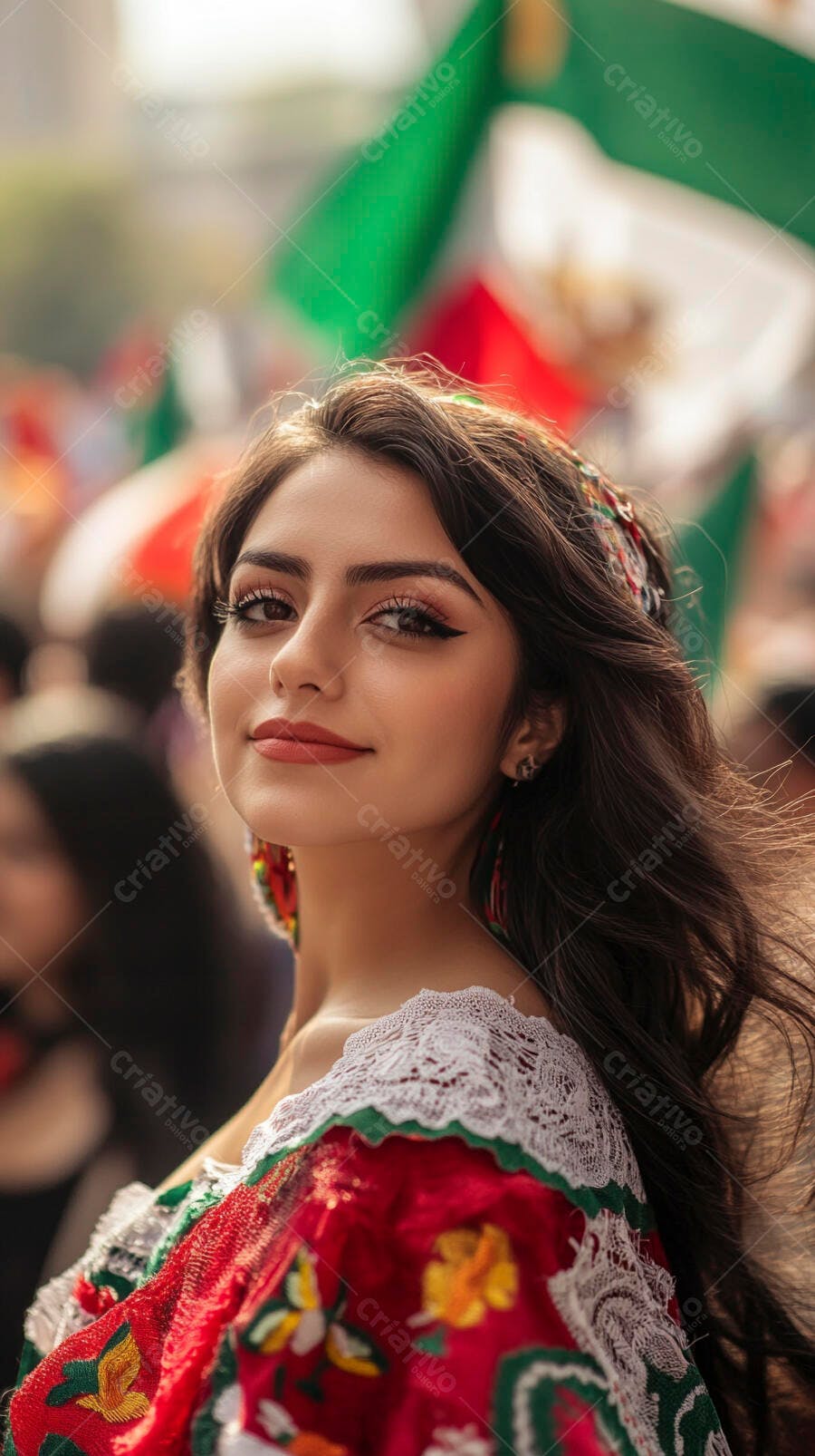 Mulher mexicana sorrindo em traje tradicional com bandeira ao fundo