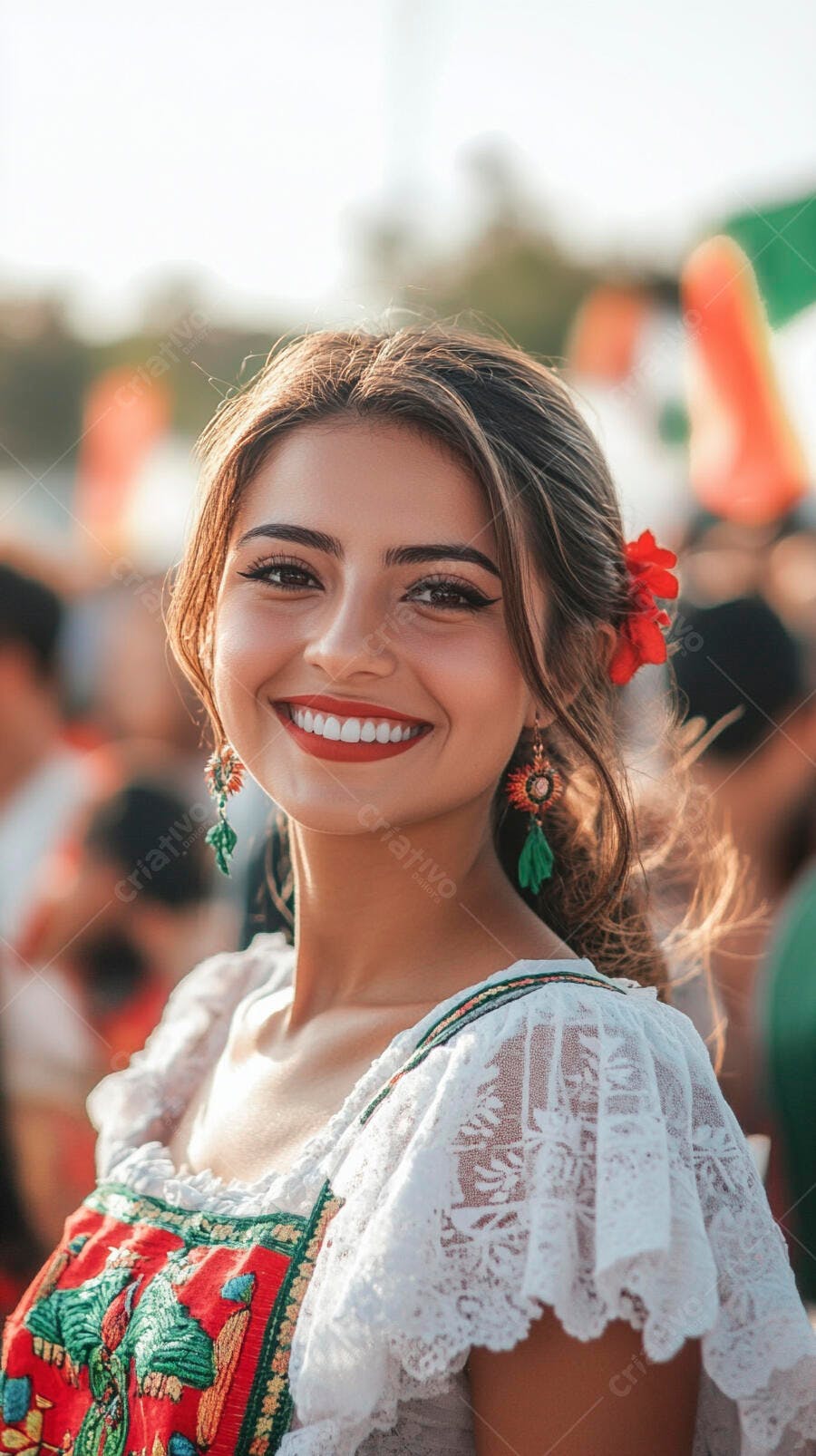 Mulher jovem latina sorrindo com vestido bordado e flor vermelha em festival colorido