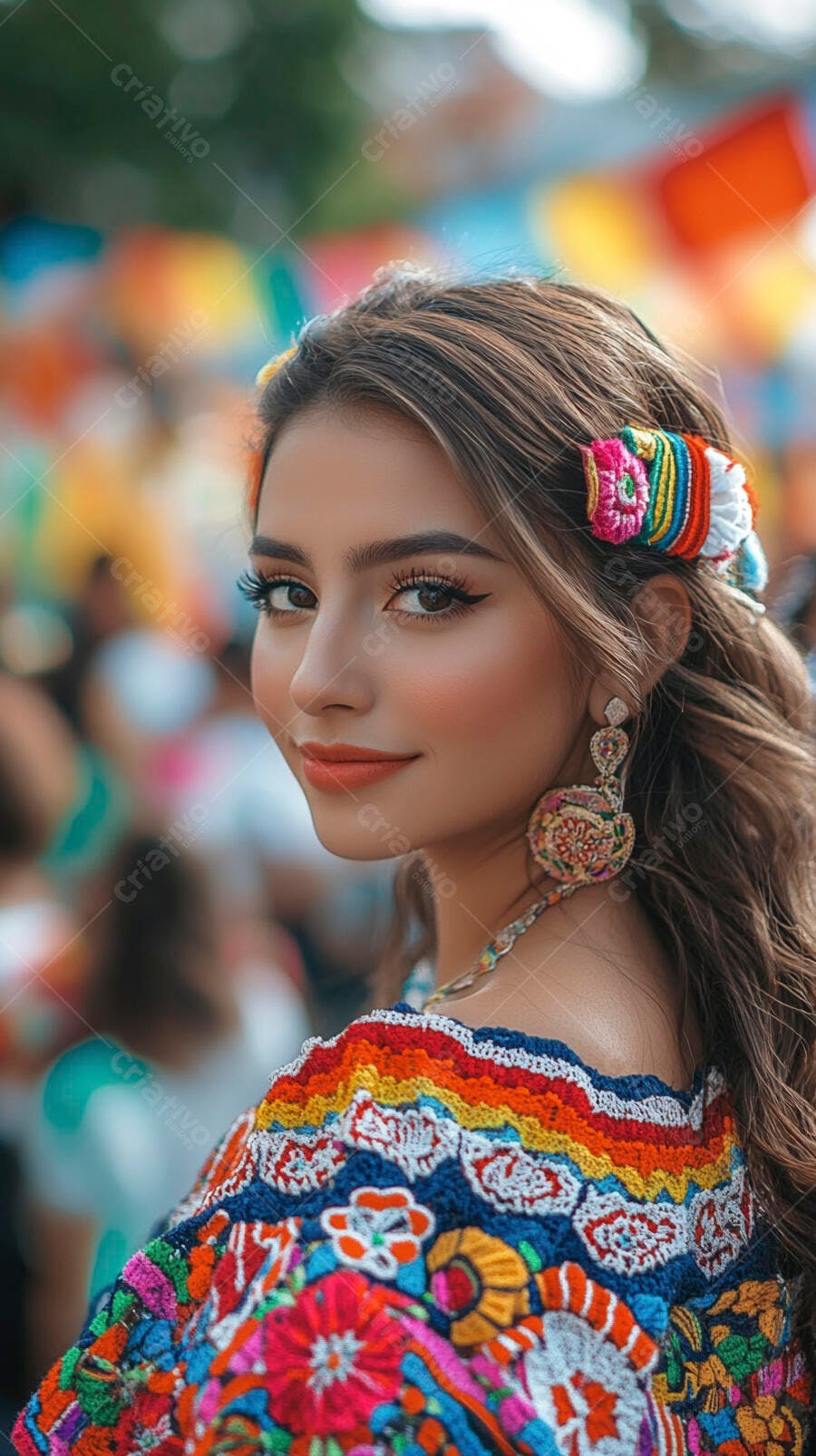Mulher latina jovem sorrindo com traje folclórico colorido em celebração cultural