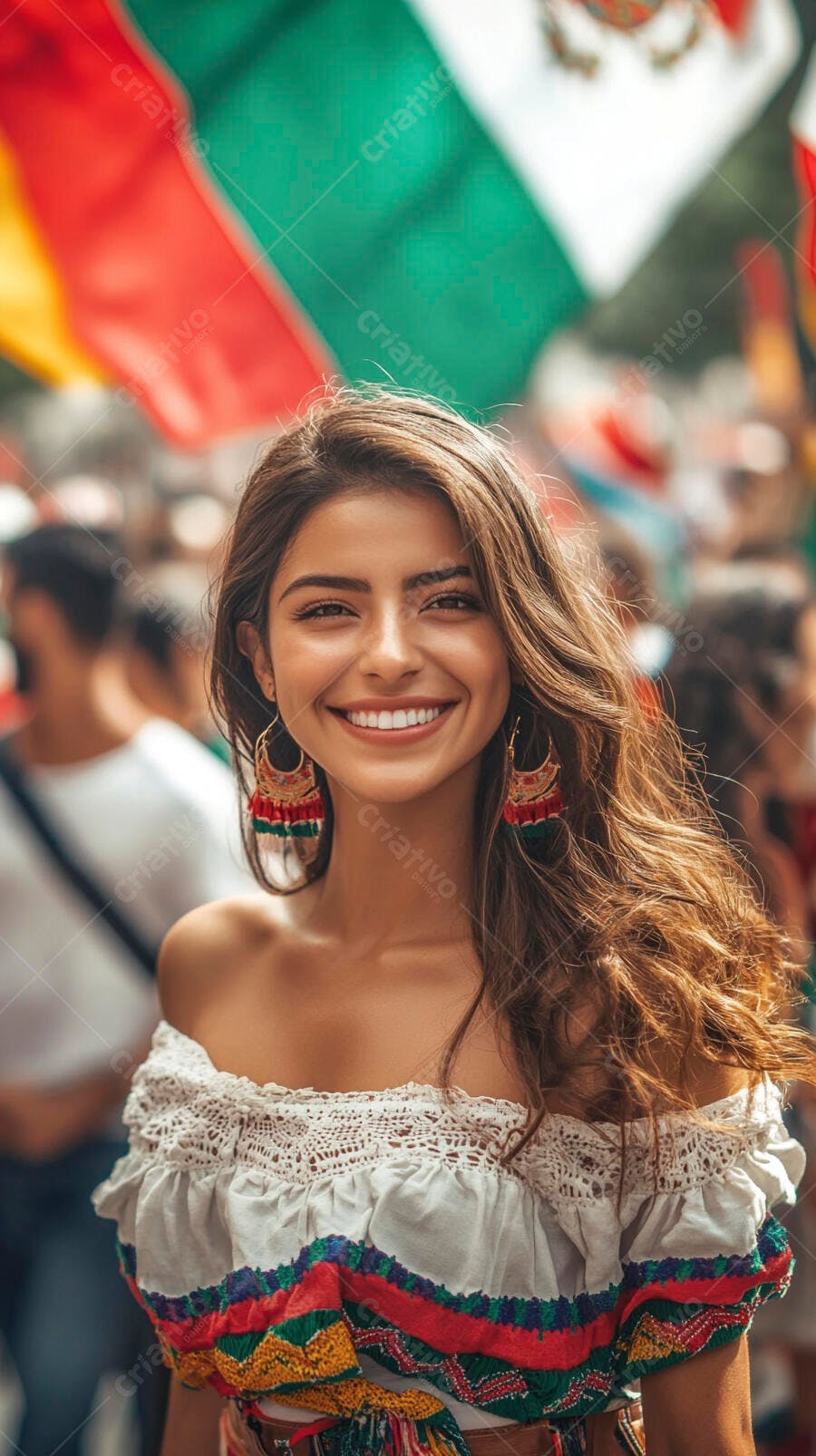 Mulher latina jovem sorrindo com blusa bordada e brincos em celebração mexicana