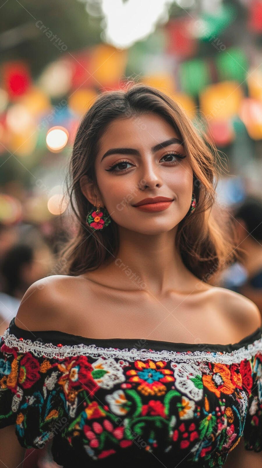 Mulher latina sorrindo com blusa bordada floral em festa colorida