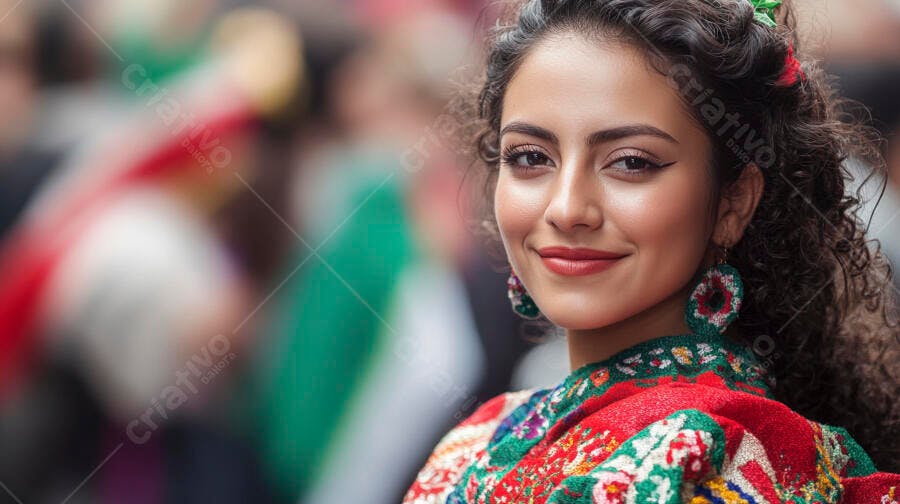 Mulher jovem sorrindo com traje folclórico colorido em celebração