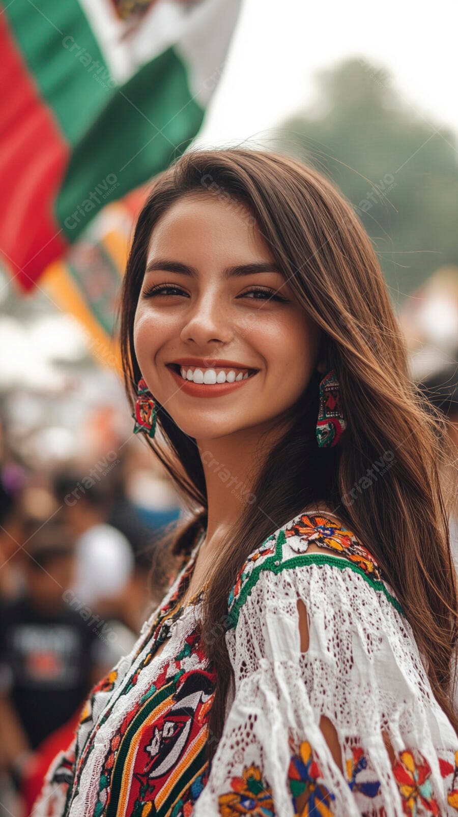 Mulher mexicana sorrindo feliz em festa cultural com blusa bordada colorida