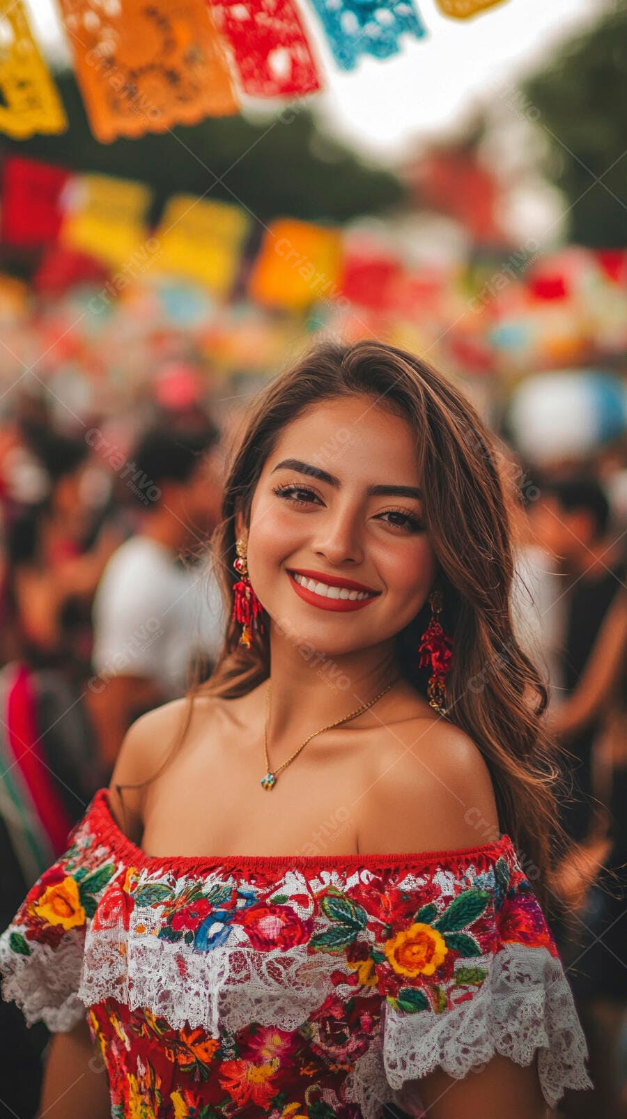 Mulher Latina jovem sorrindo em festival cultural com papel picado colorido
