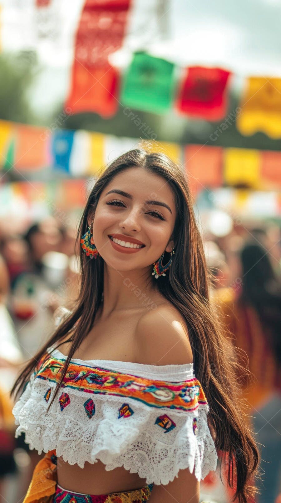Mulher latina sorridente em festa cultural com roupa bordada colorida