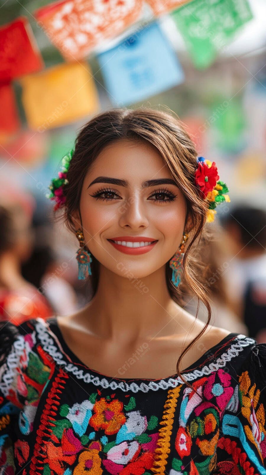 Mulher latina sorridente com blusa mexicana e flores no cabelo em festa