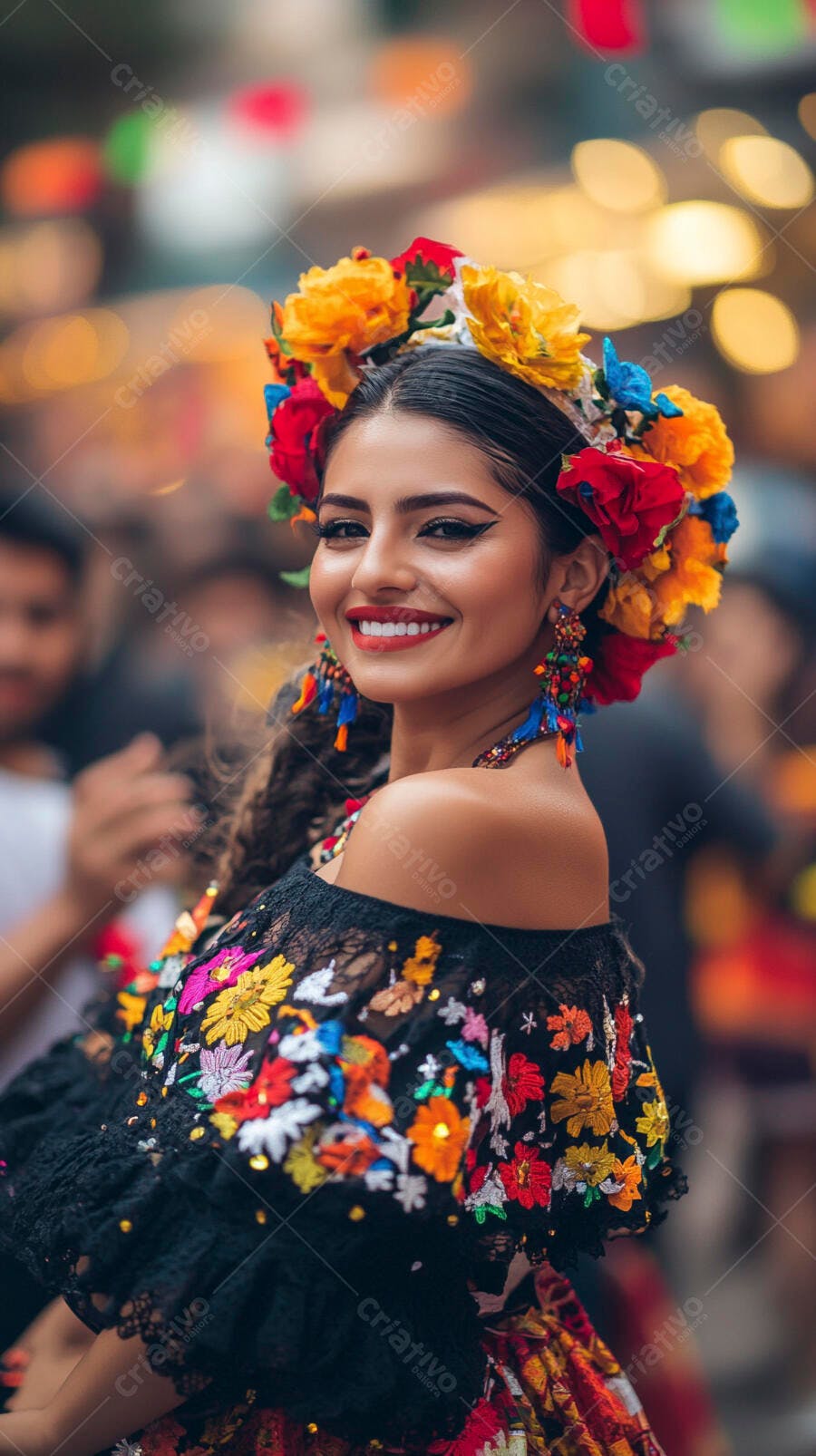 Mulher latina sorrindo em festival com coroa de flores coloridas e vestido bordado