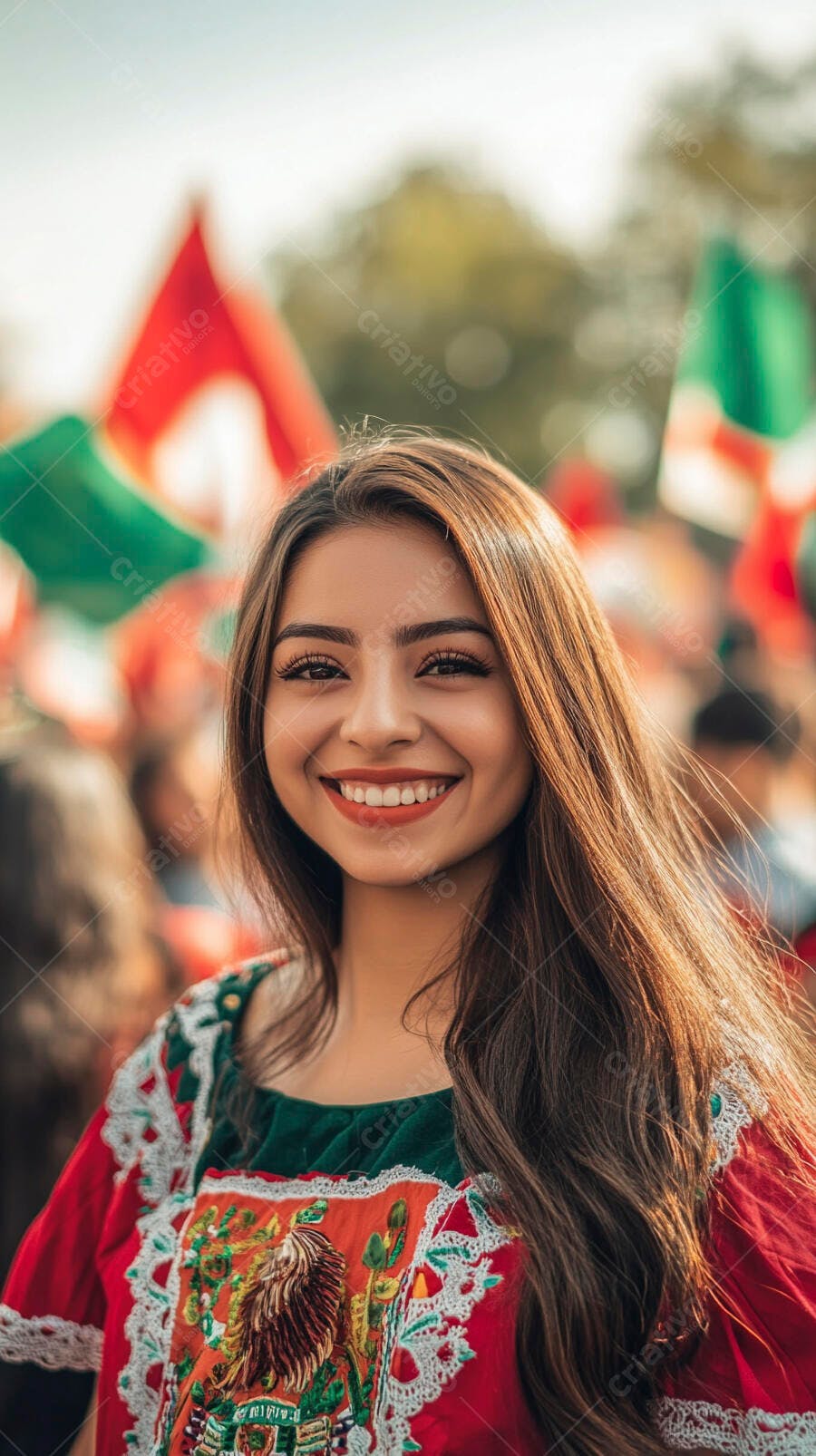 Jovem mulher latina sorrindo em vestido bordado com bandeiras ao fundo