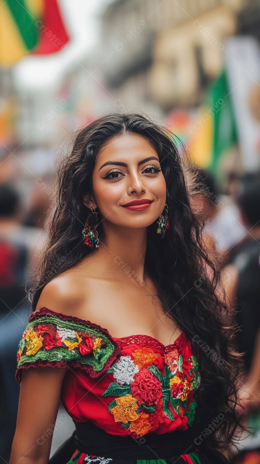 Jovem mulher mexicana sorrindo com vestido bordado em festival de rua colorido