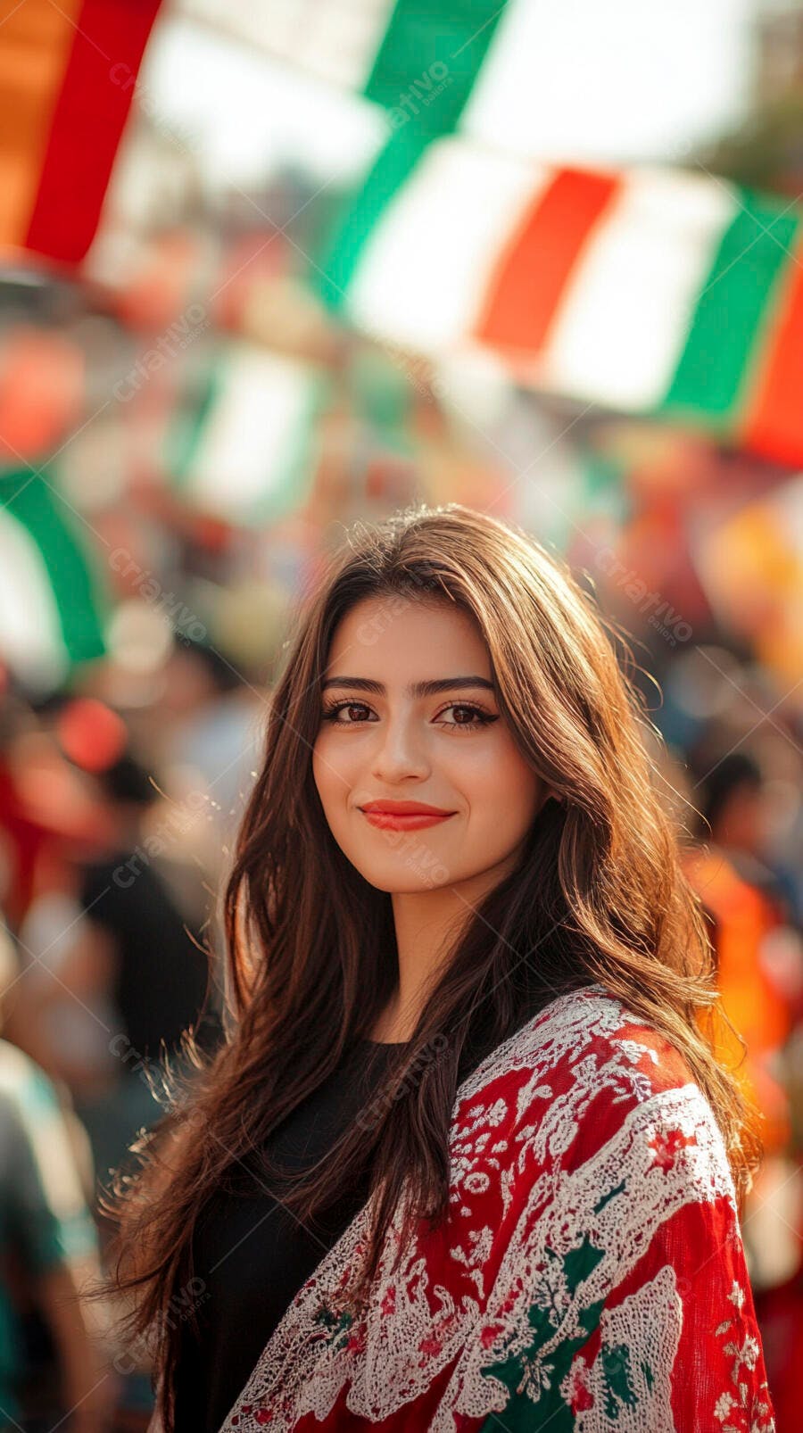 Jovem mulher sorrindo em festival cultural com xale vermelho e verde