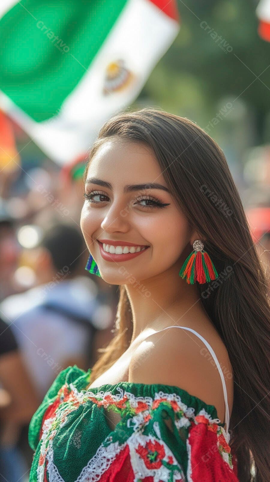 Mulher latina feliz em celebração com vestido tradicional e bandeira mexicana