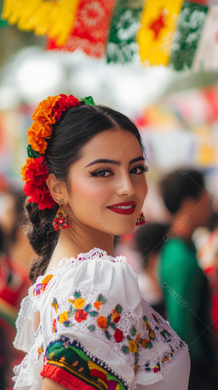 Jovem mulher mexicana sorrindo com flores coloridas no cabelo e vestido bordado