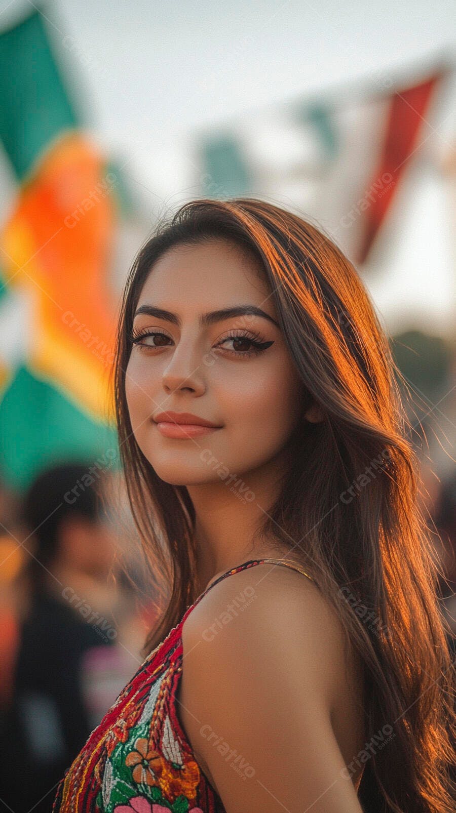 Mulher jovem latina sorrindo em evento colorido ao por do sol