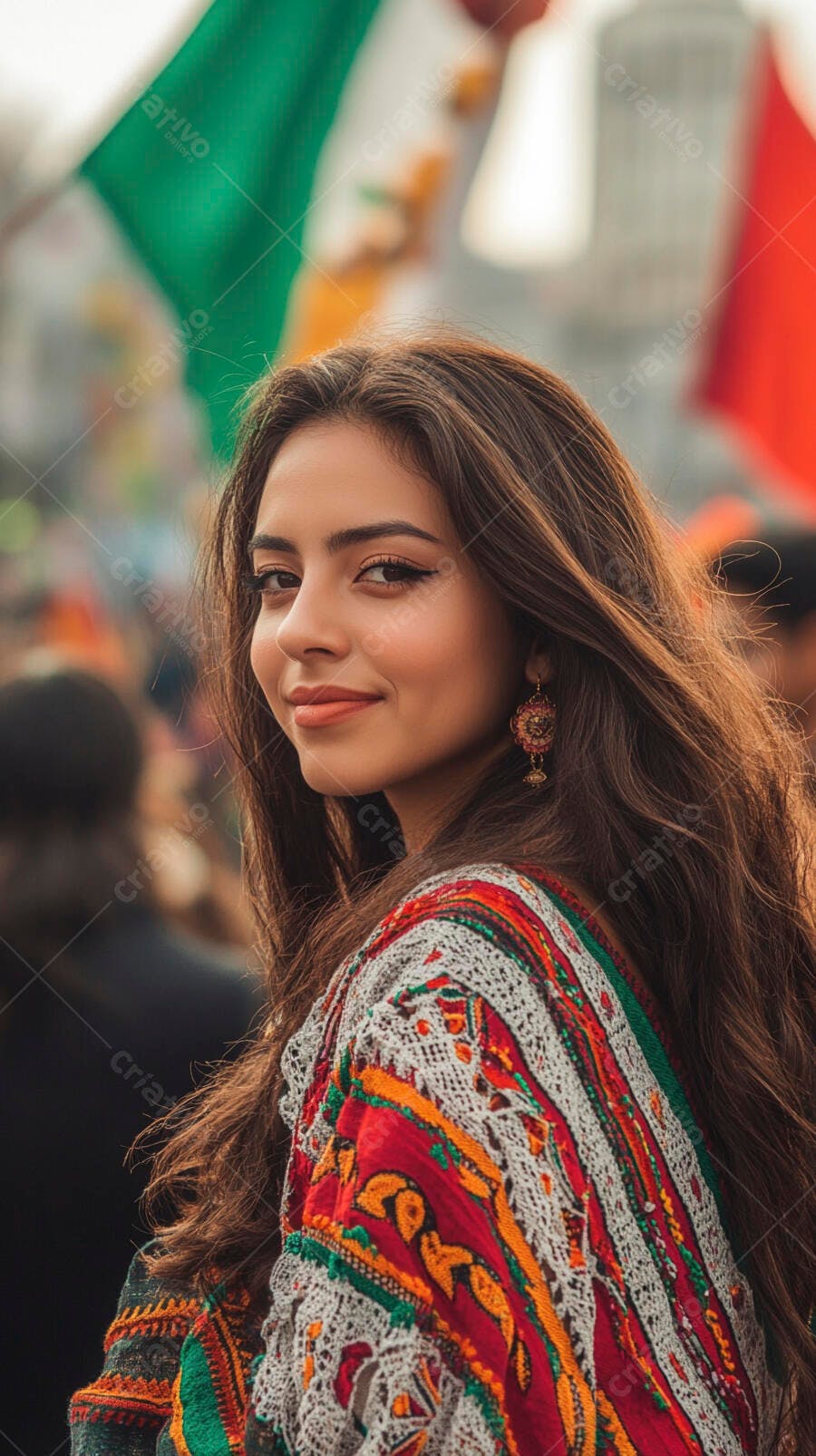 Mulher jovem sorrindo em festival cultural com vestimenta tradicional colorida