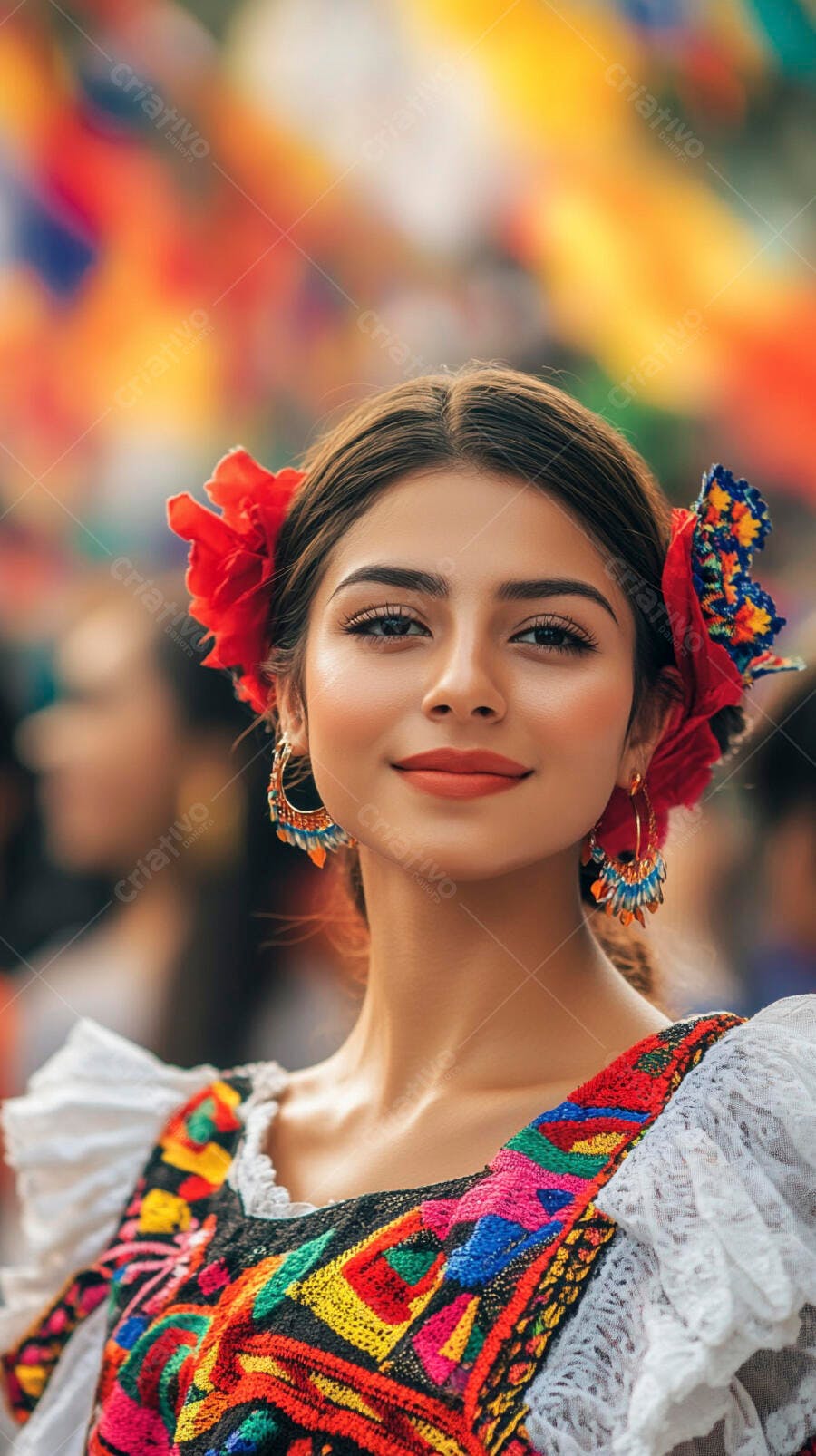 Mulher latina sorridente em vestido tradicional colorido com flores no cabelo