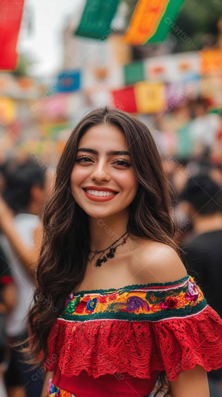 Mulher latina sorrindo em festival de rua com blusa bordada e colorida