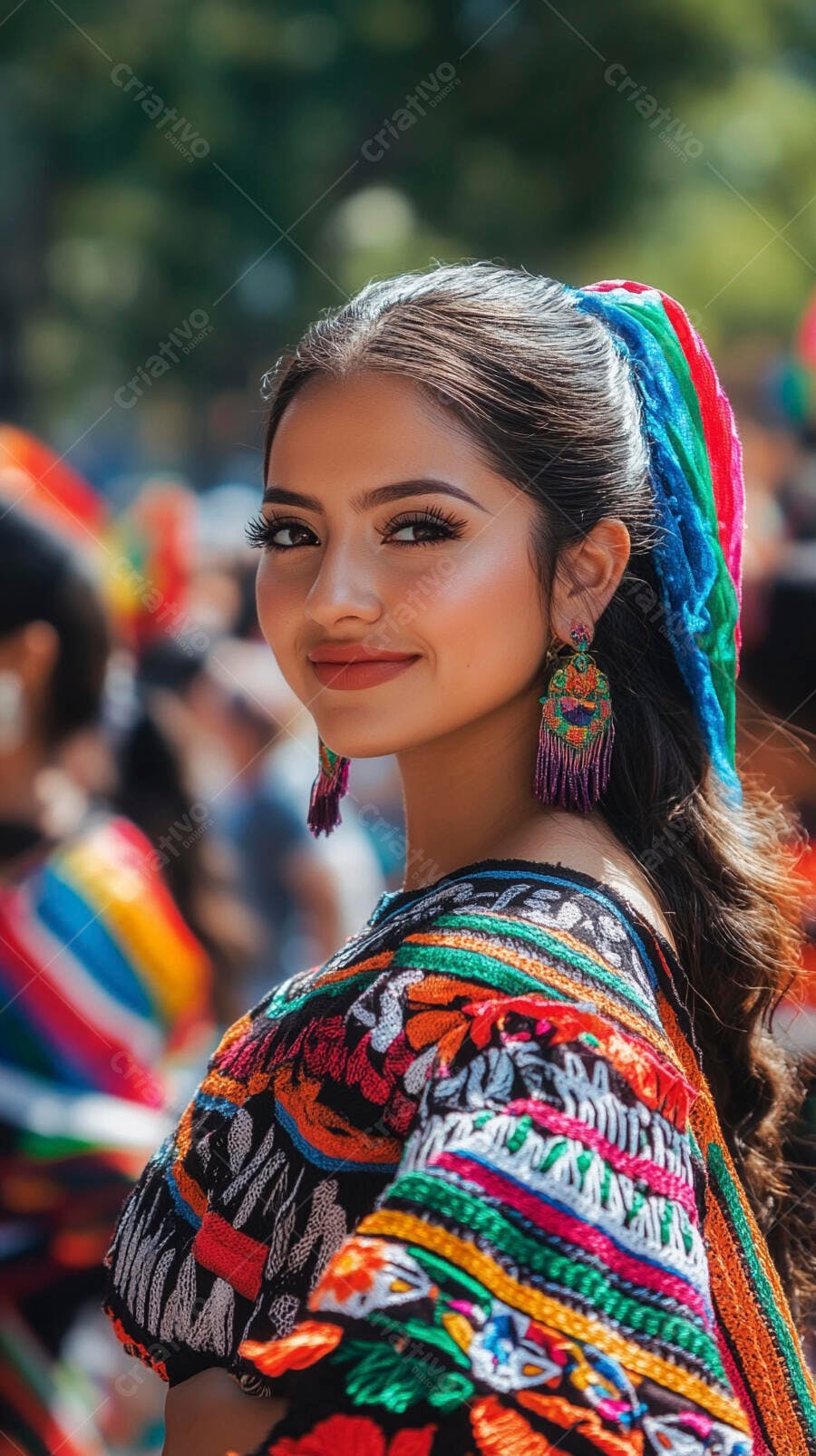 Mulher latina sorrindo com traje tradicional colorido em evento cultural