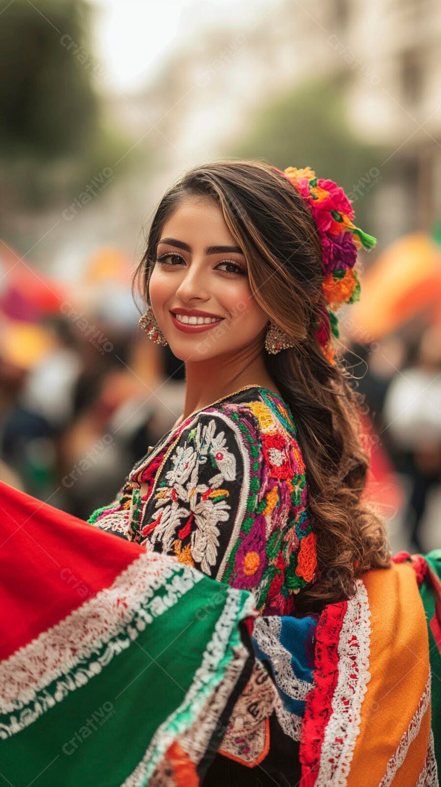 Mulher latina feliz vestindo roupa tradicional bordada e flores no cabelo em festival cultural