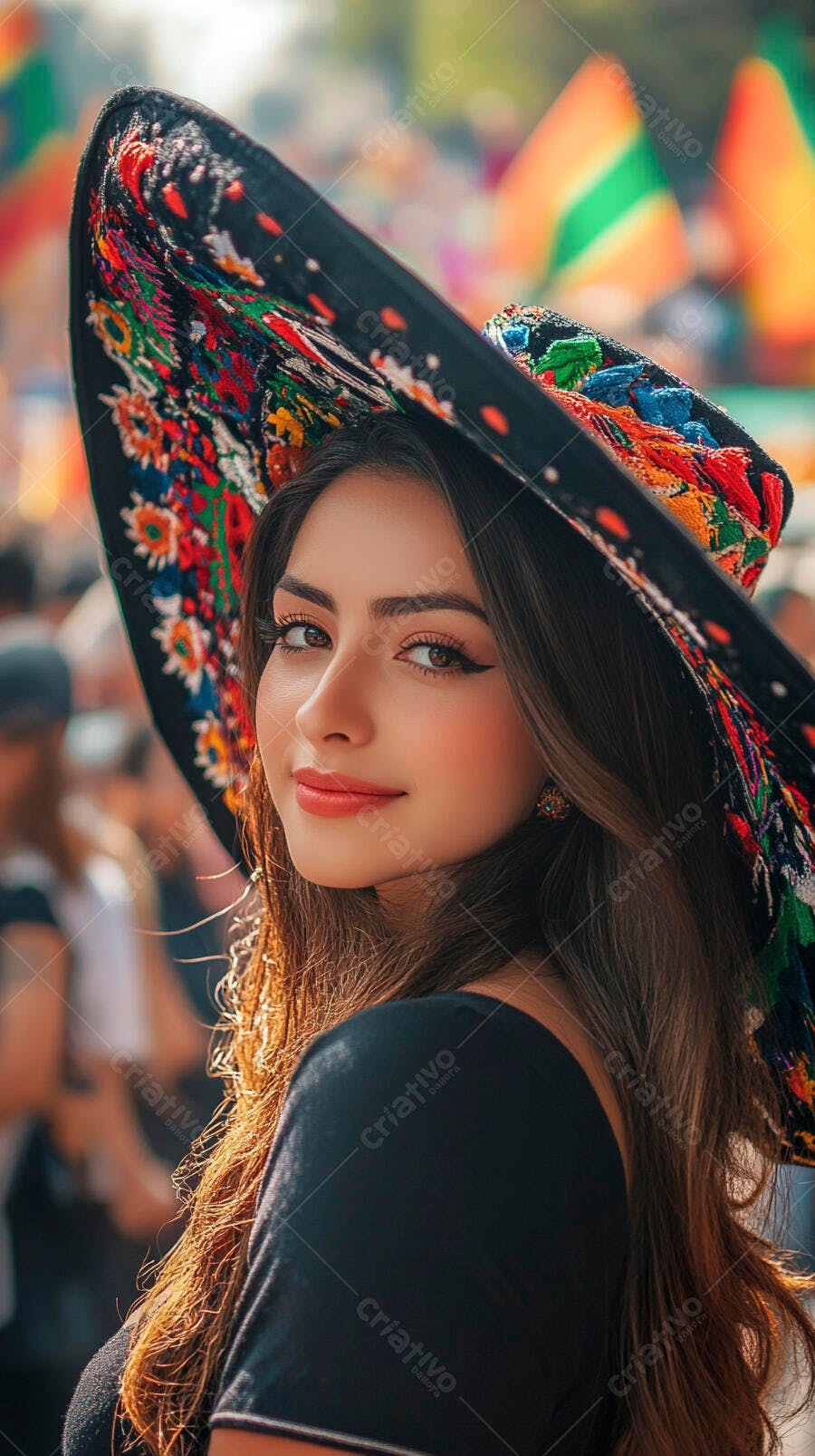 Mulher jovem latina sorrindo com chapéu bordado colorido em festival