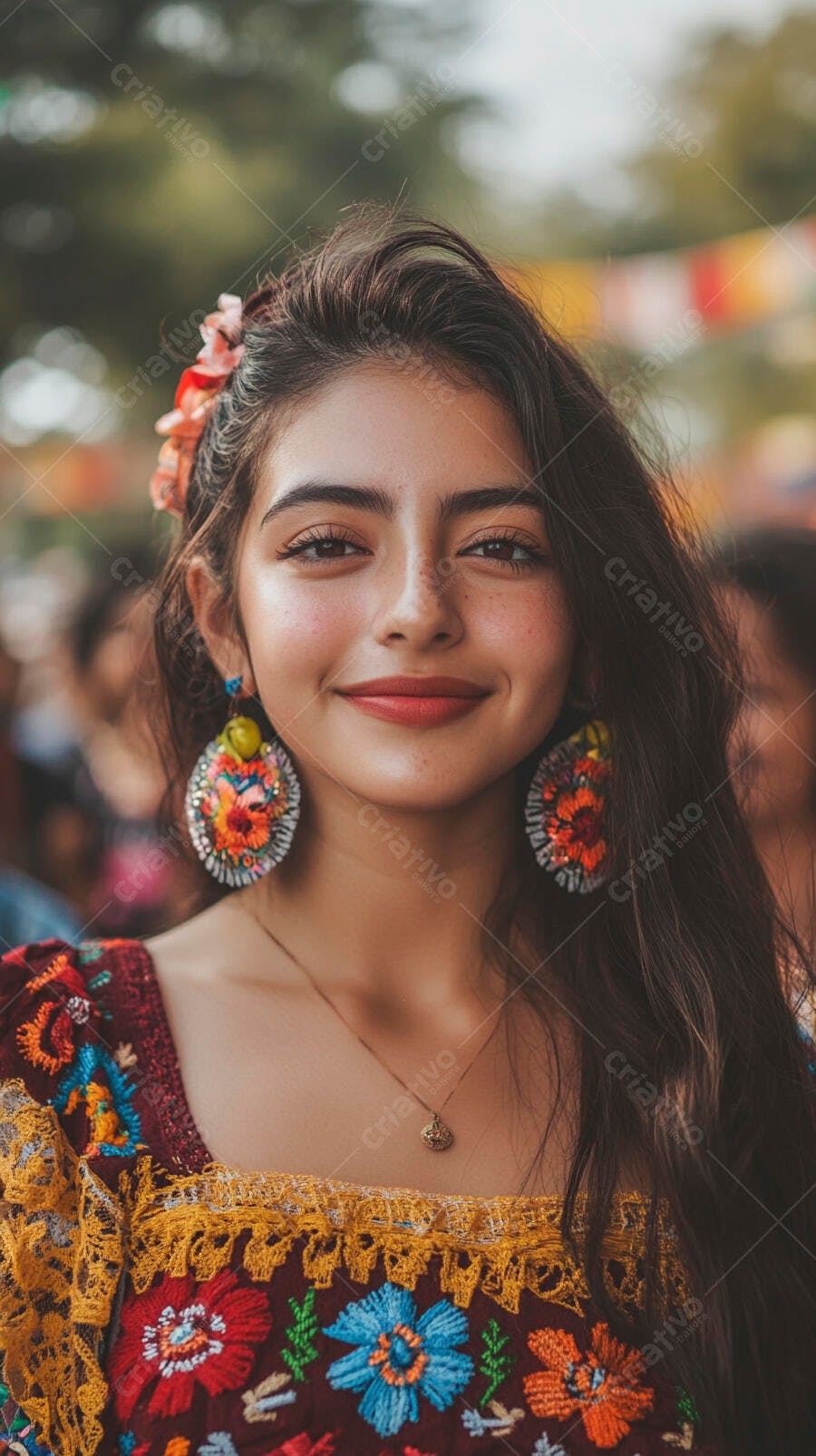 Mulher latina jovem sorrindo com blusa e brincos bordados coloridos