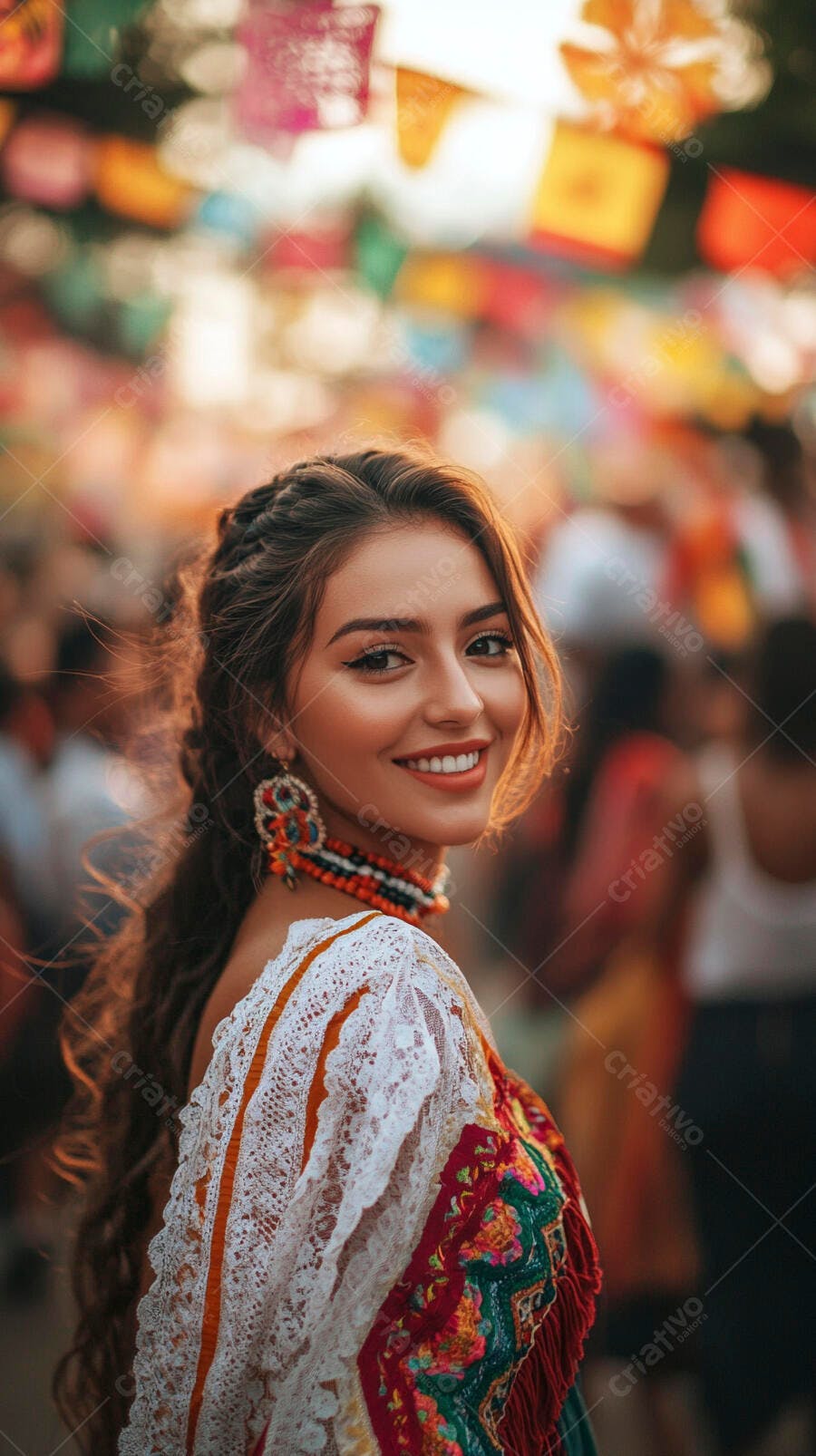 Mulher latina sorrindo em festival cultural com roupas tradicionais coloridas