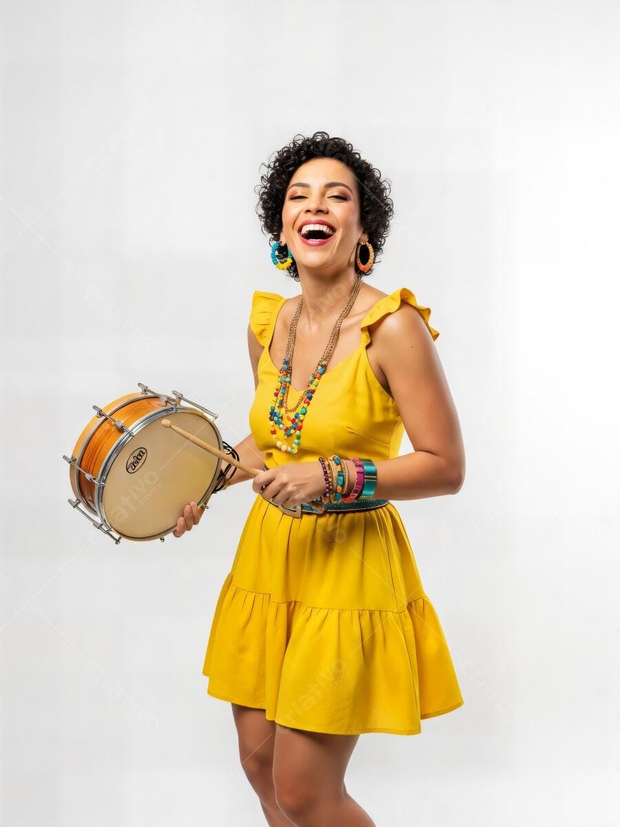 Mulher brasileira sorridente vestindo amarelo tocando tambor percussão