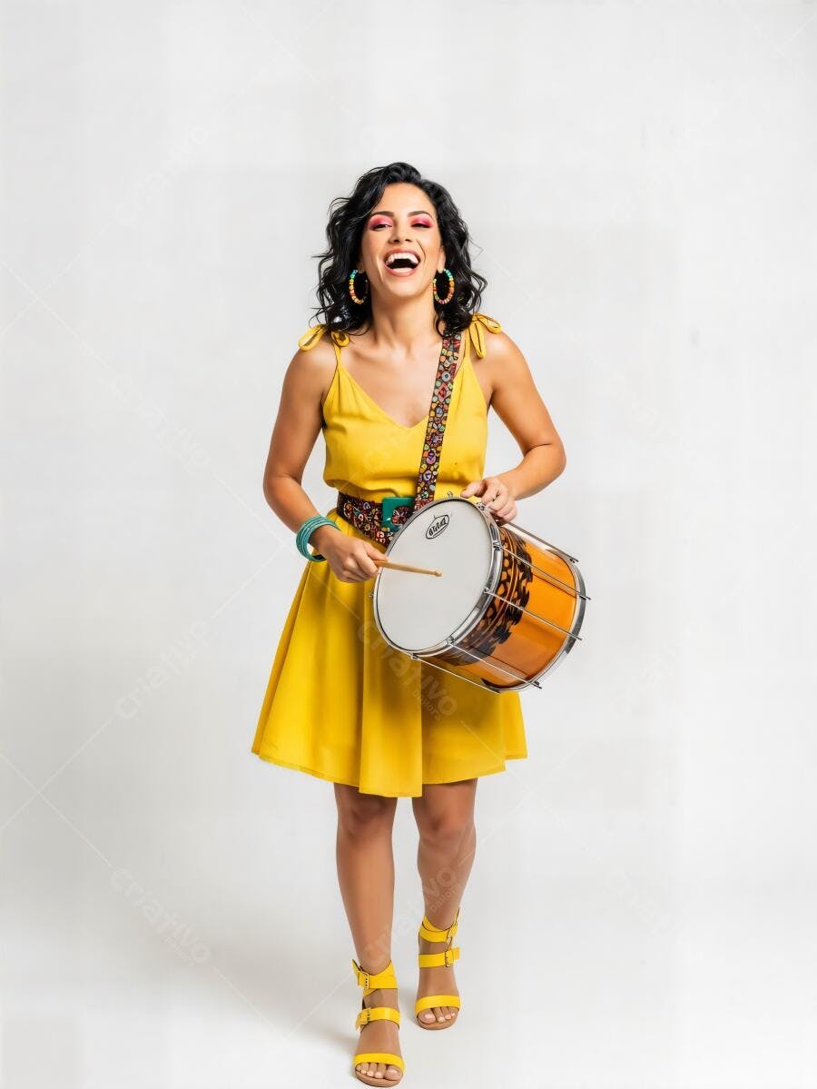 Mulher latina feliz de amarelo tocando tambor em estúdio branco