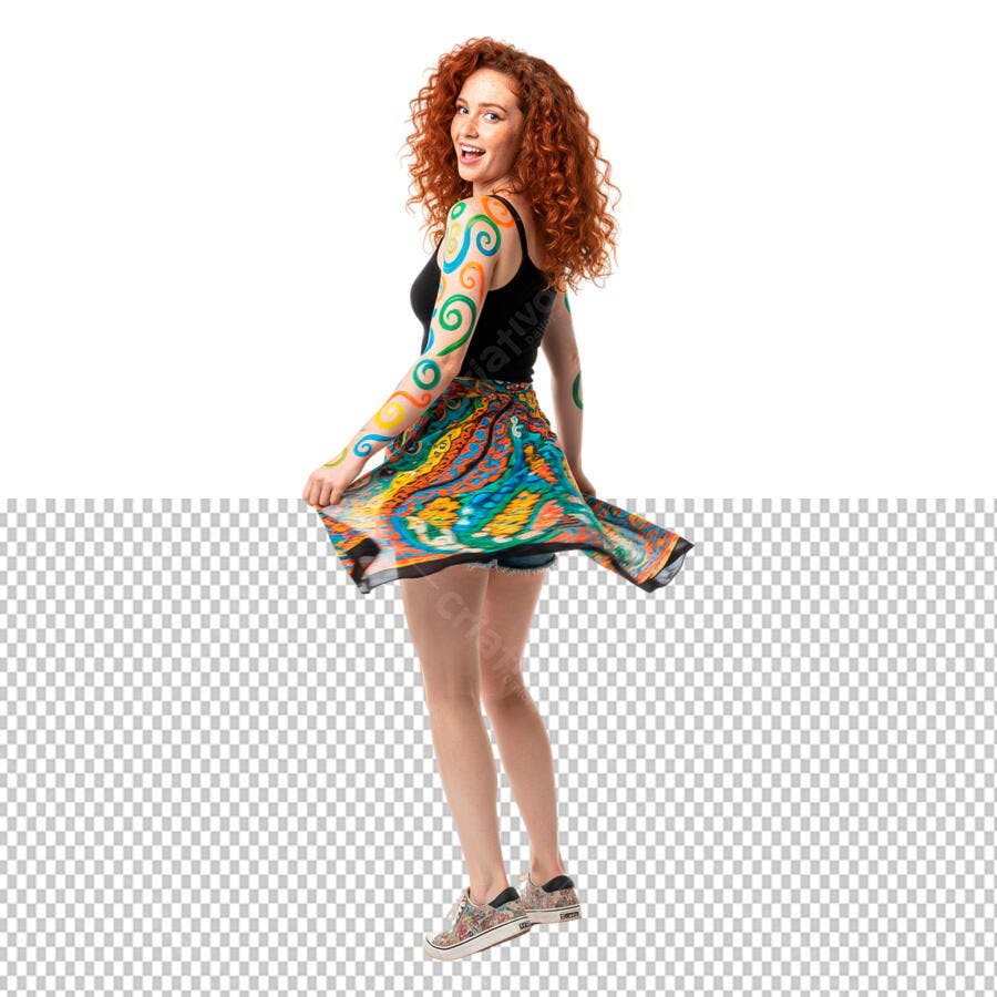 Foto Recortada Mulher Ruiva Sorrindo Tatuagens Coloridas PNG Fundo Transparente
