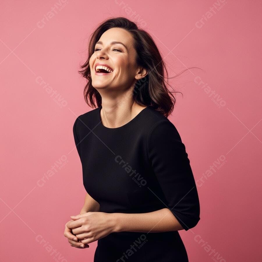 Foto Mulher Sorrindo Feliz Fundo Rosa Estúdio
