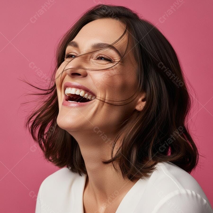 Foto Retrato Mulher Feliz Rindo Fundo Rosa Estúdio