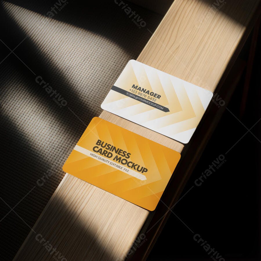 Mockup Cartão Visita Horizontal Madeira Sombra Editável