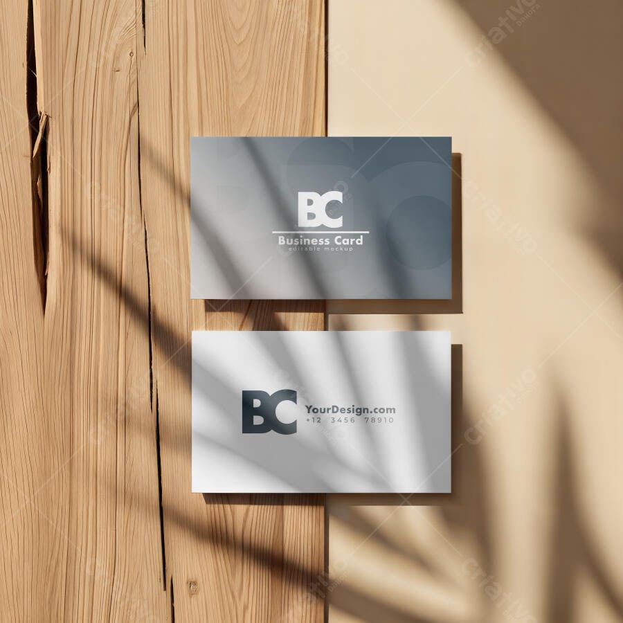 Mockup Cartão Visita Horizontal Flat Lay Mesa Madeira Editável