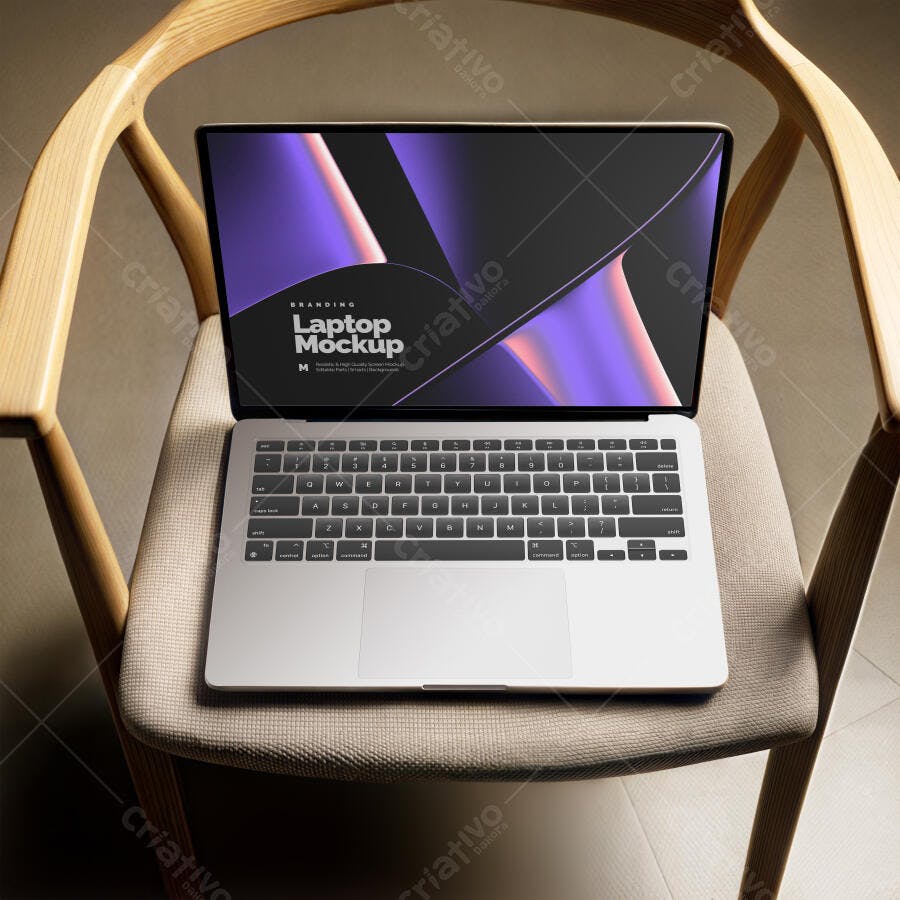 Mockup Notebook Cromado Cadeira Madeira Vista Superior Editável
