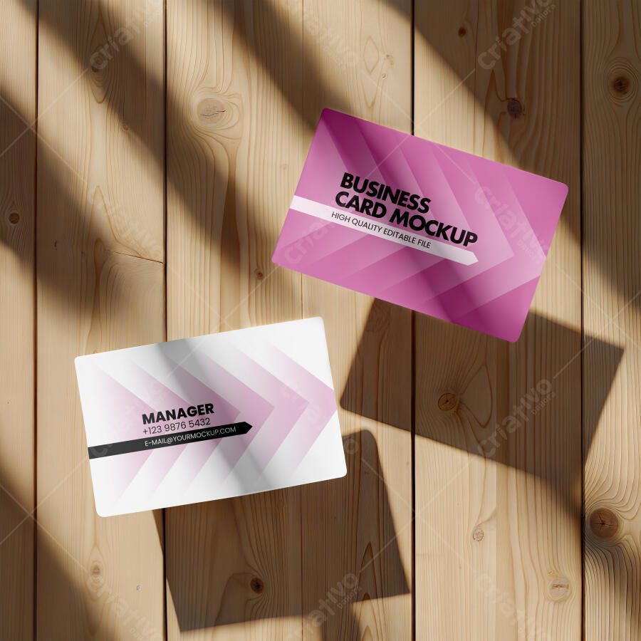 Mockup Cartão de Visita Horizontal Flat Lay Madeira Editável