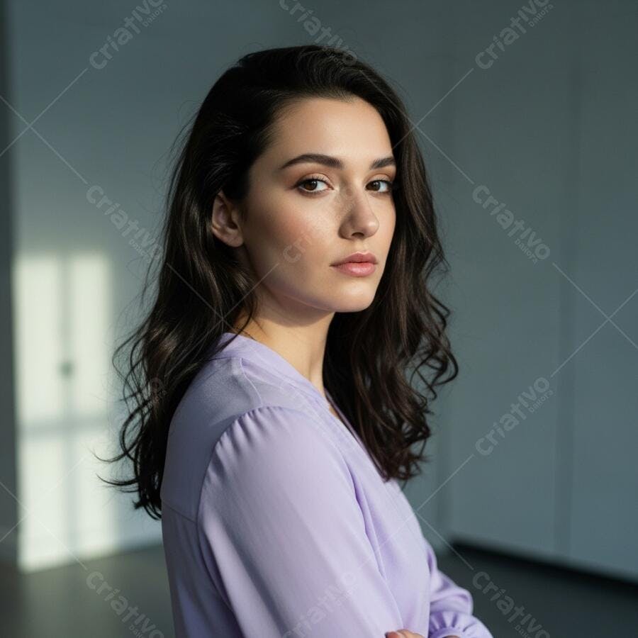 Foto Retrato Mulher Jovem Olhando Câmera Fundo Neutro